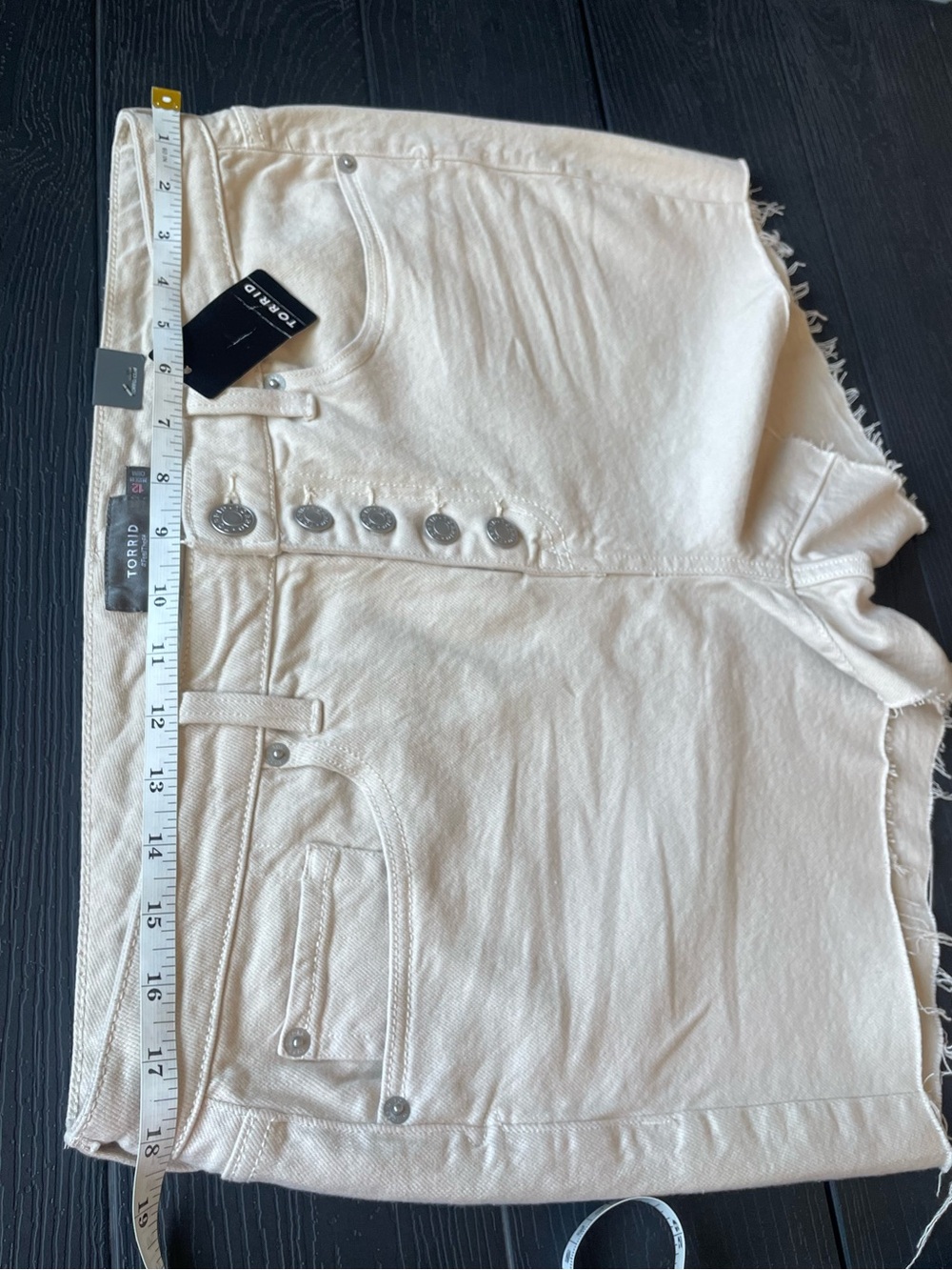 NEW Torrid 3.5” Classic Denim High-Rise Shorts Size 12 Ivory Button Fly Raw Hem - Picture 6 of 12